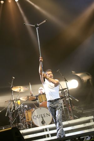 Queen w Paul Rodgers at the Coliseum Apr13-06 093.jpg